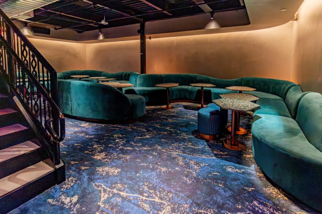 Lounge seating with curved banquettes and custom tables in Florer&iacute;a, Washington, DC.