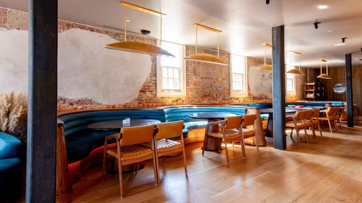 Custom wood tables and upholstered dining chairs in Florer&iacute;a, Washington, DC.