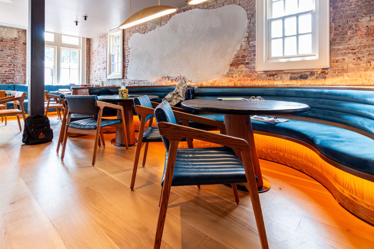 Custom wood tables and upholstered dining chairs in Florer&iacute;a, Washington, DC.